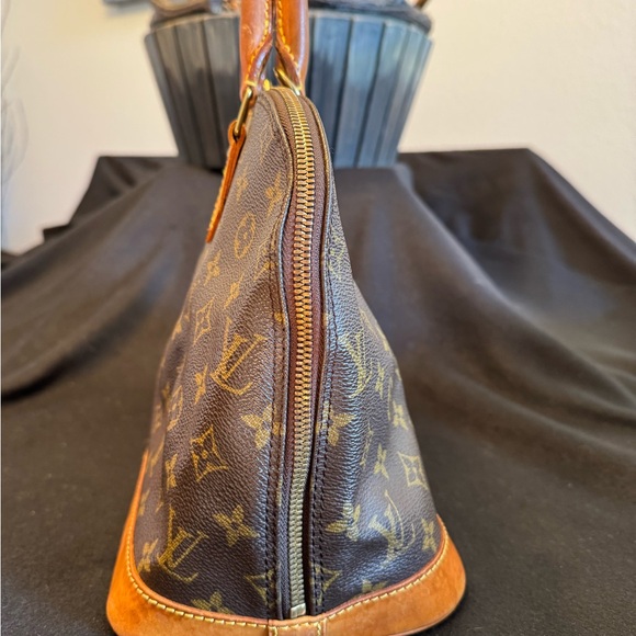 Louis Vuitton Monogram Canvas Handbag - Picture 4 of 16